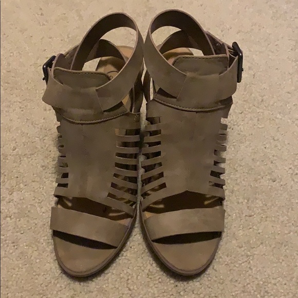 Heart in D Sandal - Picture 1 of 3